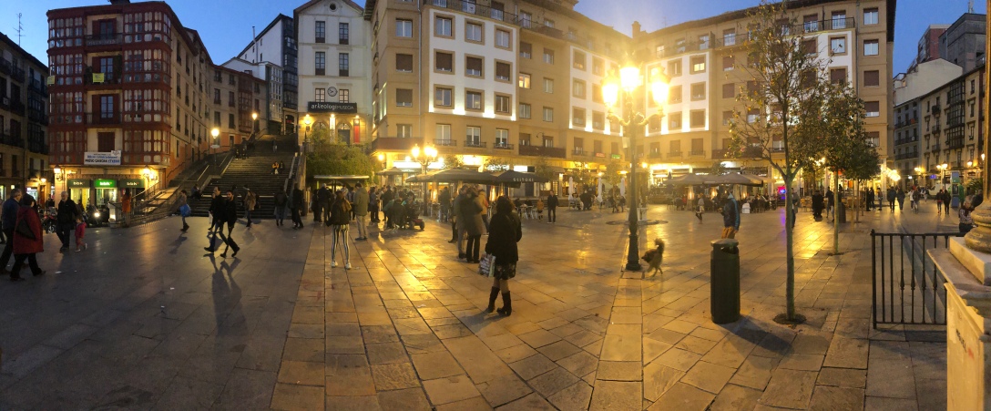 Plaza Miguel de Unamuno de noche. Aquí estás en el centro del barrio Casco Viejo. Un barrio de ocio nocturno donde puede ser acogedor, pero también un poco más áspero. En la plaza se encuentran el Arkeologi Museoa (Museo Arqueológico de Bizkaia) y el Museo Vasco de Bilbao.