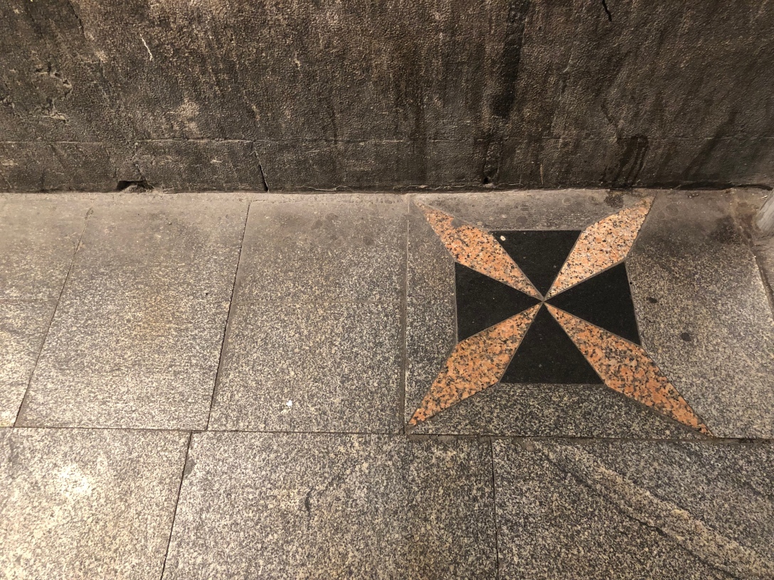 Estrella en la esquina de la Calle del Perro y la Calle de la Pelota. La estrella del pavimento marca el unico punto del Casco Viejo desde el que puede verse la basilica de la Virgen de Begoña.