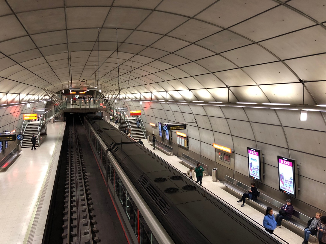 Vista del andén del metro L1 en la estación Casco Viejo (Zazpikaleak).