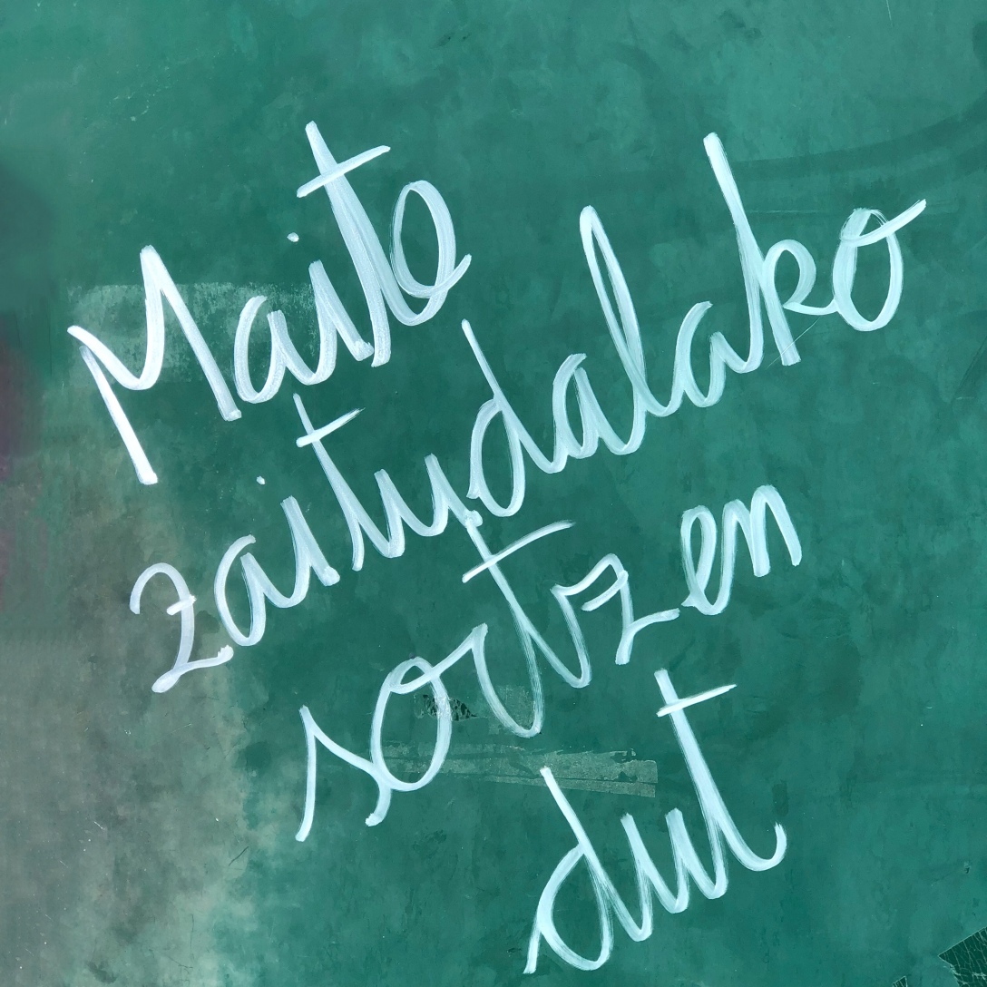 «Maite zaitudalako sortzen dut». Grafiti en la puerta de una casa cercana al El Aquarium-Palacio del Mar de Donostia-San Sebastián. El texto en euskera significa: «Si creo — en el sentido de creación artística — es porque te quiero.»