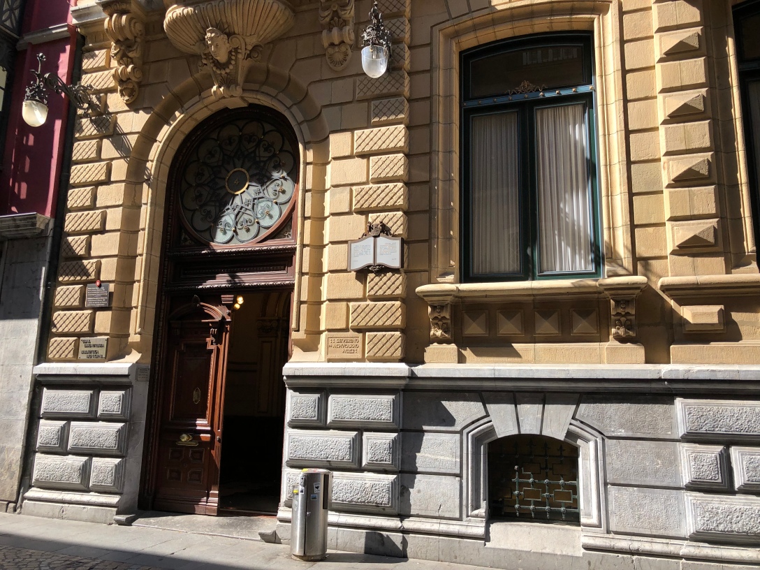 Fachada del edificio histórico de la Biblioteca Central de Bidebarrieta, en la calle del mismo nombre.