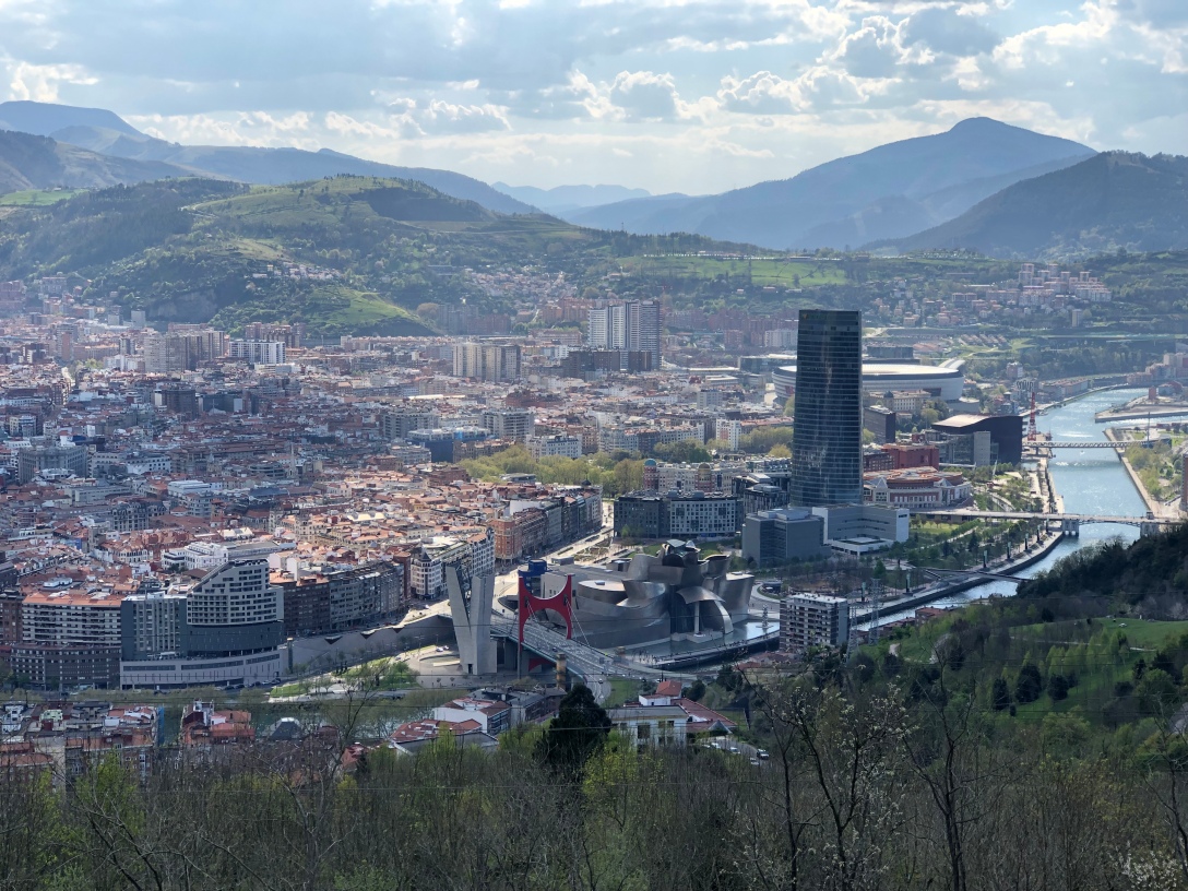 Vista panorámica desde el Mirador de Artxanda, hacia abajo de la ciudad de Bilbao. Reconocemos el Puente de La Salve (puente Príncipes de España hasta 2016), el Museo Guggenheim y la Torre Iberdrola (rascacielos de 165 metros).